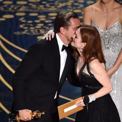 Julianne Moore felicita a Leonardo DiCaprio por su Oscar 2016 a Mejor Actor