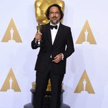 Alejandro González Iñárritu posando con su Oscar 2016 a Mejor Director