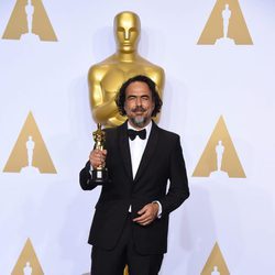 Alejandro González Iñárritu posando con su Oscar 2016 a Mejor Director