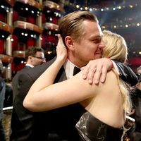 Kate Winslet felicita a Leonardo DiCaprio por su estatuilla en los Oscar 2016