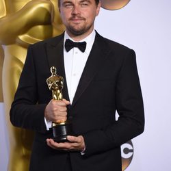 Leonardo DiCaprio posando con su Oscar 2016 a Mejor Actor