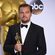 Leonardo DiCaprio posando con su Oscar 2016 a Mejor Actor