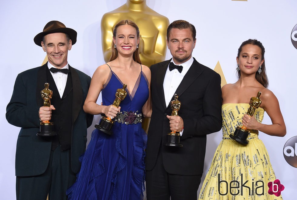 Mark Rylance, Leonardo DiCaprio, Alicia Vikander y Brie Larson posando juntos a sus estatuillas en los Oscar 2016