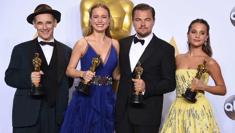 Mark Rylance, Leonardo DiCaprio, Alicia Vikander y Brie Larson posando juntos a sus estatuillas en los Oscar 2016