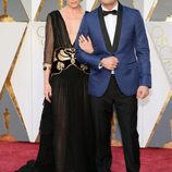 Mark Ruffalo y su esposa Sunrise Coigney en la alfombra roja de los Premios Oscar 2016