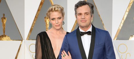 Mark Ruffalo y su esposa Sunrise Coigney en la alfombra roja de los Premios Oscar 2016
