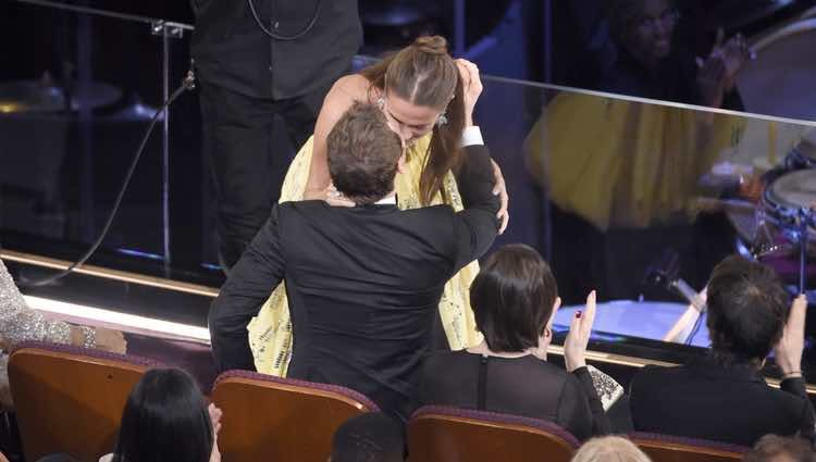 Alicia Vikander besa a Michael Fassbender tras ganar el Oscar 2016 a Mejor Actriz