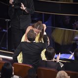 Alicia Vikander besa a Michael Fassbender tras ganar el Oscar 2016 a Mejor Actriz