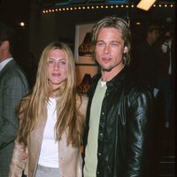 Jennifer Aniston y Brad Pitt en el estreno de 'Erin Brockovich'