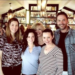 Los actores de '7 en el paraíso' reunidos en el restaurante de Jessica Biel