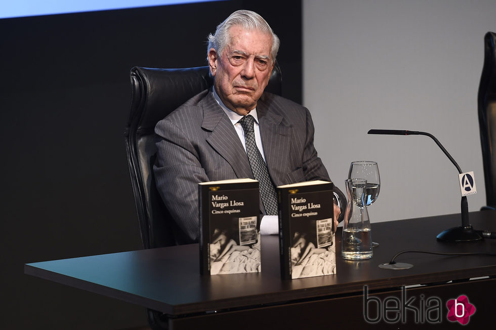 Mario Vargas Llosa en la presentación de su novela 'Cinco esquinas'