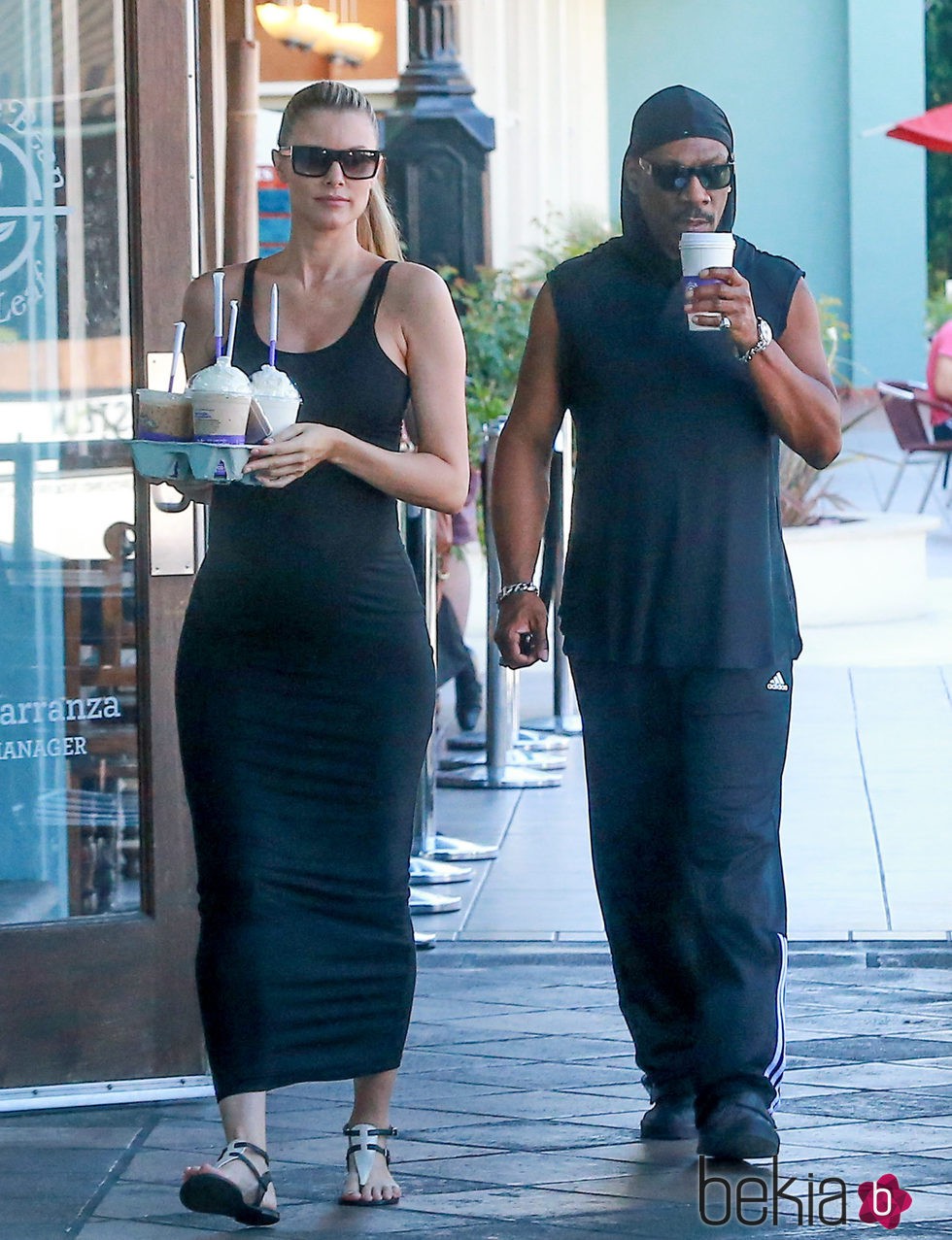 Eddie Murphy pasea con su embarazada novia Paige Butcher