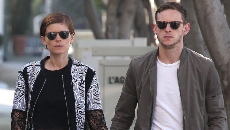 Jamie Bell y Kate Mara pasean cogidos de la mano por Hollywood