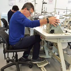 Antonio Banderas y su destreza con la máquina de coser