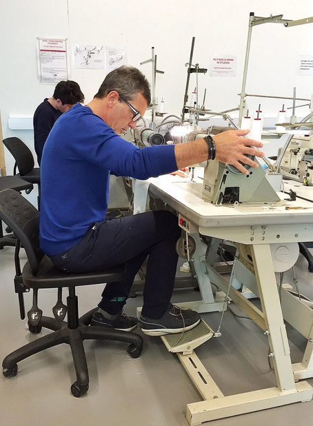 Antonio Banderas y su destreza con la máquina de coser