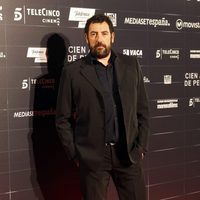 Daniel Calparsoro en el estreno de la película 'Cien años de perdón'