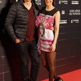 Carlos Bardem y su novia Cecilia Gessa en el estreno de la película 'Cien años de perdón'