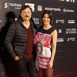 Carlos Bardem y su novia Cecilia Gessa en el estreno de la película 'Cien años de perdón'
