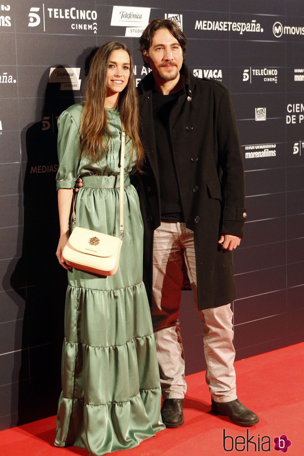 El actor Alberto Ammann y su pareja Clara Méndez-Leite en el estreno de la película 'Cien años de perdón'