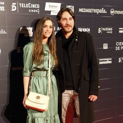 El actor Alberto Ammann y su pareja Clara Méndez-Leite en el estreno de la película 'Cien años de perdón'