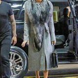 Jennifer Lopez con un abrigo gris y una estola de piel para protegerse del frío de Nueva York