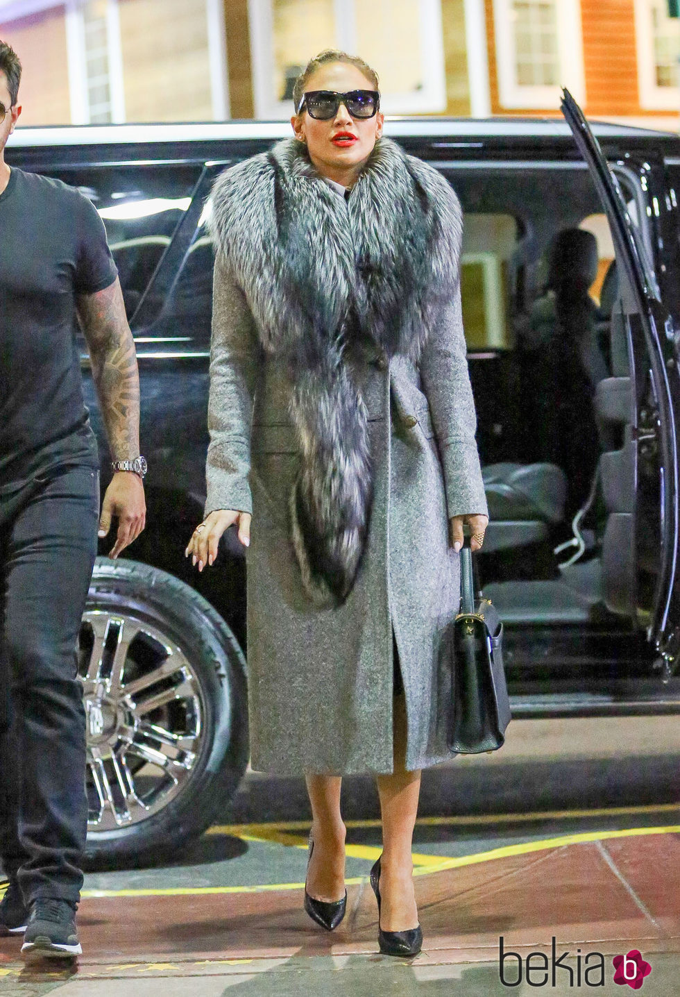 Jennifer Lopez con un abrigo gris y una estola de piel para protegerse del frío de Nueva York