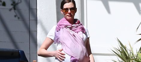 Anne Hathaway pasea embarazada por Los Angeles