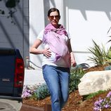 Anne Hathaway pasea embarazada por Los Angeles
