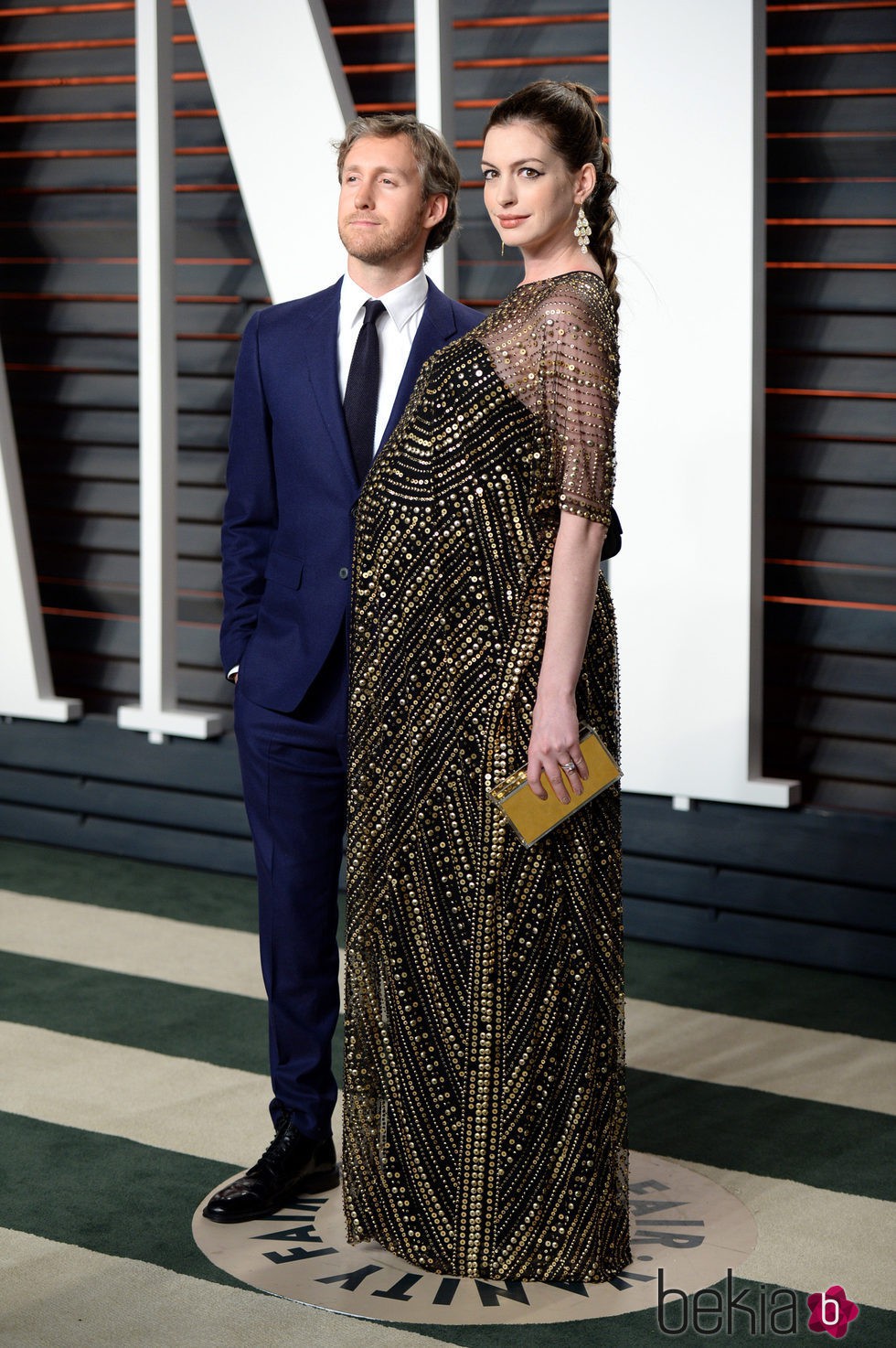 Anne Hathaway con su marido Adam Shulman en la fiesta de Vanity Fair con motivo de los Oscar 2016