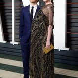 Anne Hathaway con su marido Adam Shulman en la fiesta de Vanity Fair con motivo de los Oscar 2016