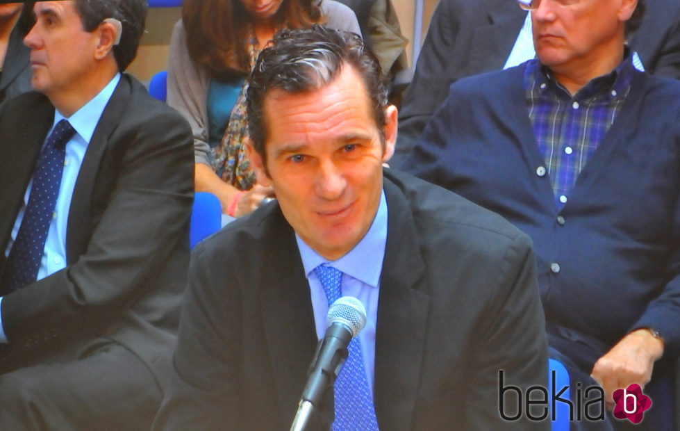 Iñaki Urdangarín declara con una sonrisa en el juicio por el Caso Nóos