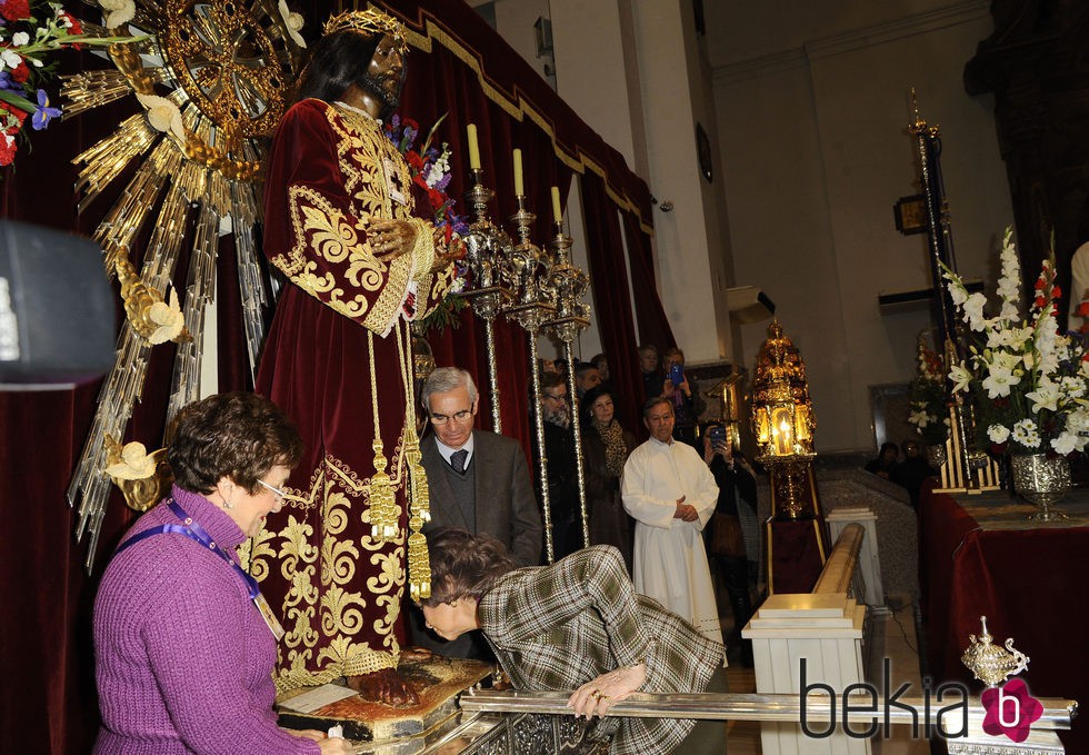 La Reina Sofía en el besapiés al Cristo de Medinaceli de Madrid