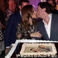 Juan Peña besa a Sonia González en la fiesta de su 36 cumpleaños