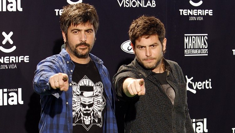 El grupo Estopa formado por los hermanos David y José Muñoz en los Premios Cadena Dial 2015