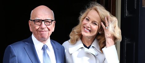Rupert Murdoch y Jerry Hall a la salida de su boda civil