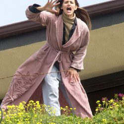 Jennifer Garner gritando con una bata rosa en el rodaje de 'The Tribes of Palos Verdes'