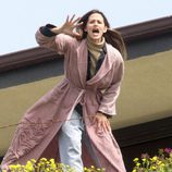 Jennifer Garner gritando con una bata rosa en el rodaje de 'The Tribes of Palos Verdes'