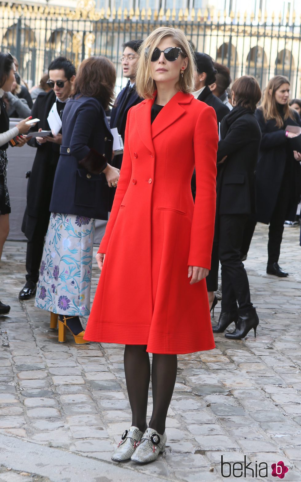 Rosamund Pike en el desfile de Christian Dior en Paris Fashion Week otoño/invierno 2016/2017