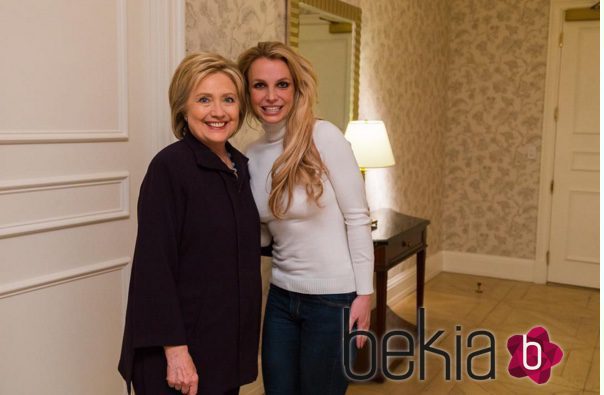 Britney Spears junto a Hilary Clinton