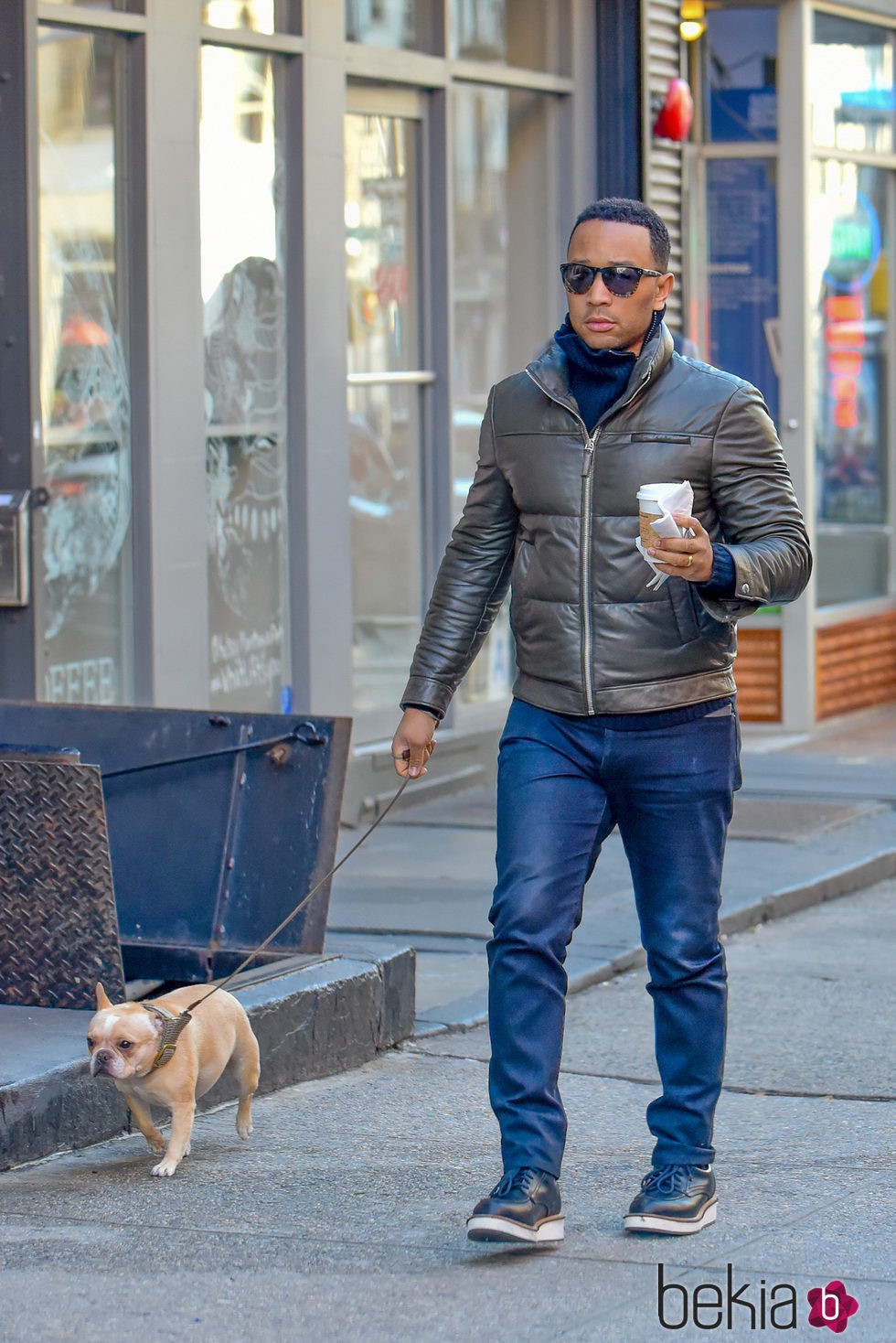John Legend se relaja tomando café y paseando a su mascota por Nueva York