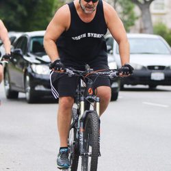 Russell Crowe montando en bici por Beverly Hills