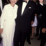 Nancy Reagan y su marido Ronald Reagan en una gala benéfica