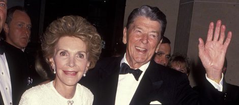 Nancy Reagan y su marido Ronald Reagan en una gala benéfica