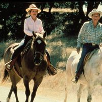 El matrimonio Reagan montando a caballo