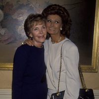 Nancy Reagan y Sophia Loren en el hotel Beverly Wilshire en Beverly Hills en 1993