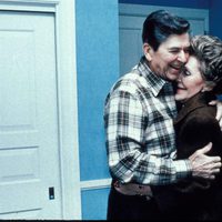 Ronald Reagan, muy cariñoso con su mujer Nancy Reagan en la Casa Blanca