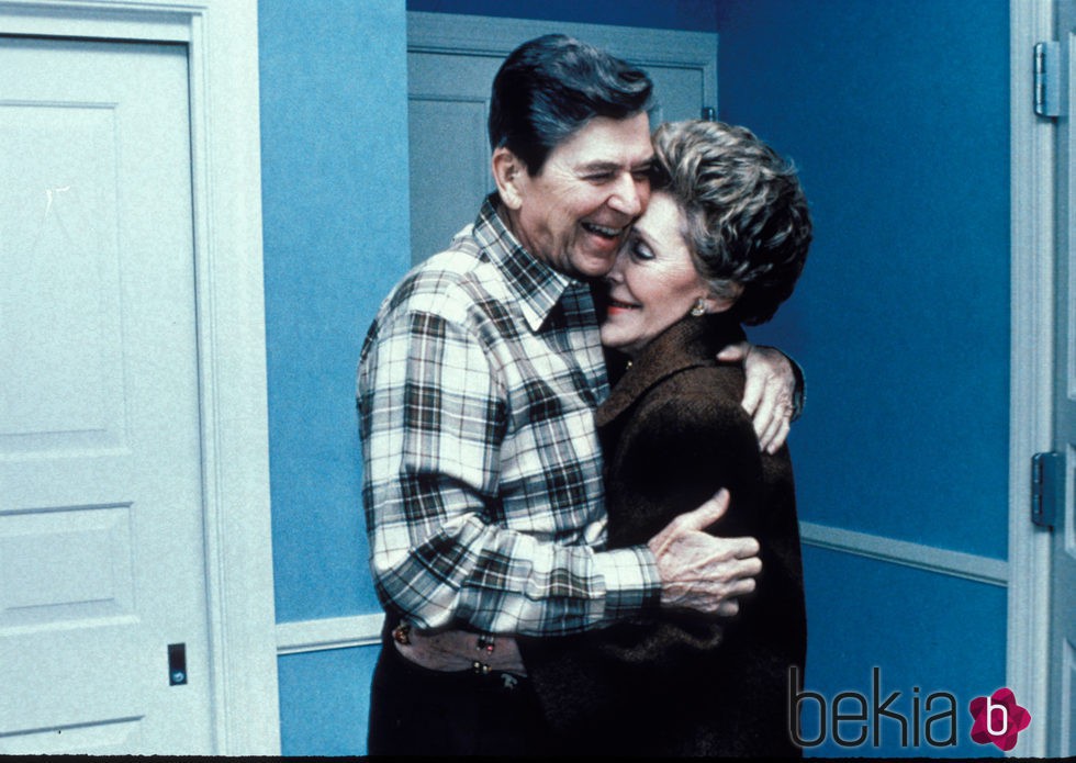 Ronald Reagan, muy cariñoso con su mujer Nancy Reagan en la Casa Blanca