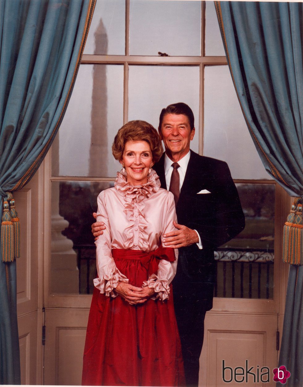 Foto oficial del Presidente Ronald Reagan con su mujer Nancy
