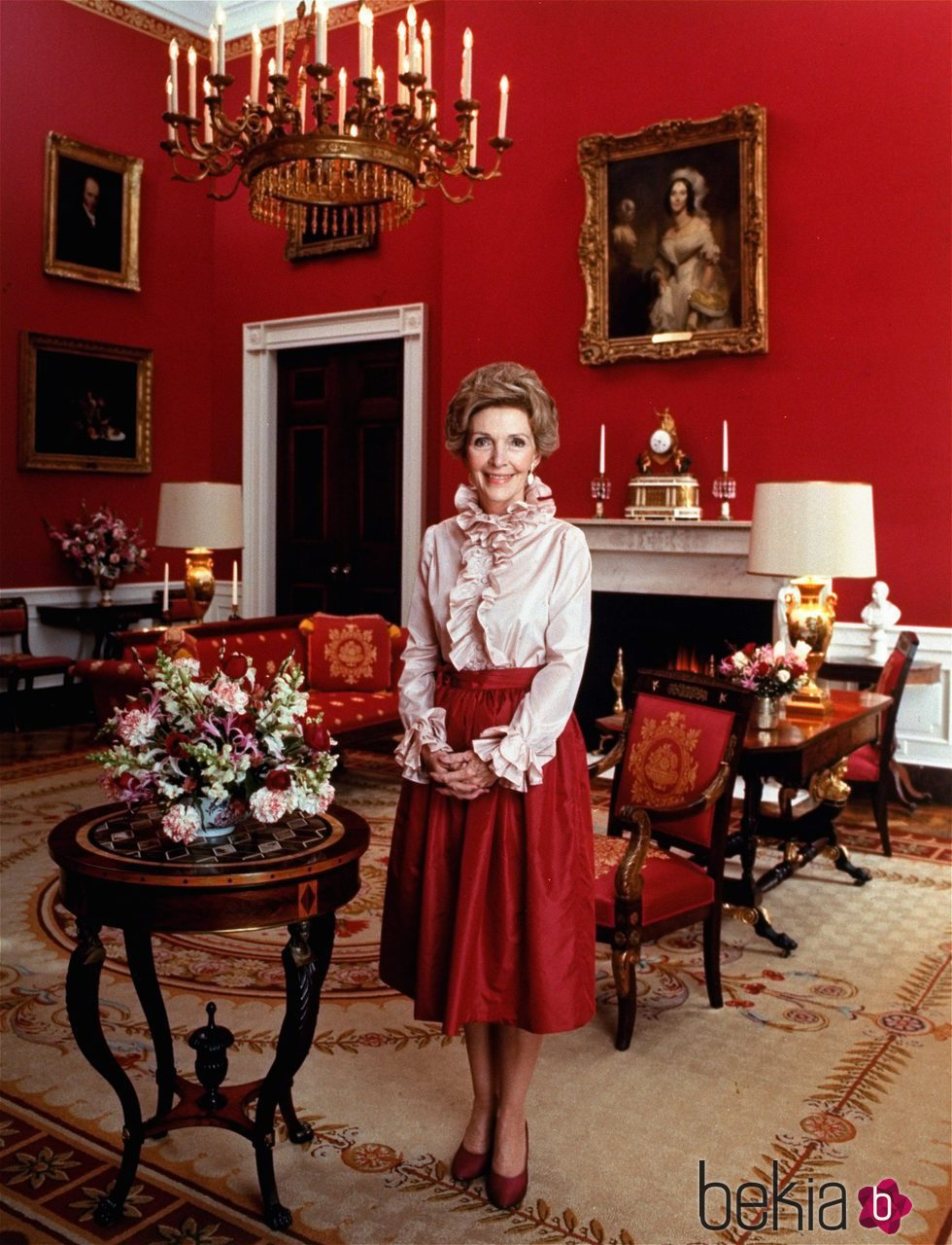 Nancy Reagan en una foto oficial como Primera Dama de los Estados Unidos