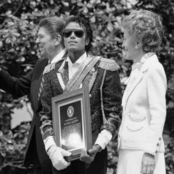 El matrimonio Reagan junto a Michael Jackson